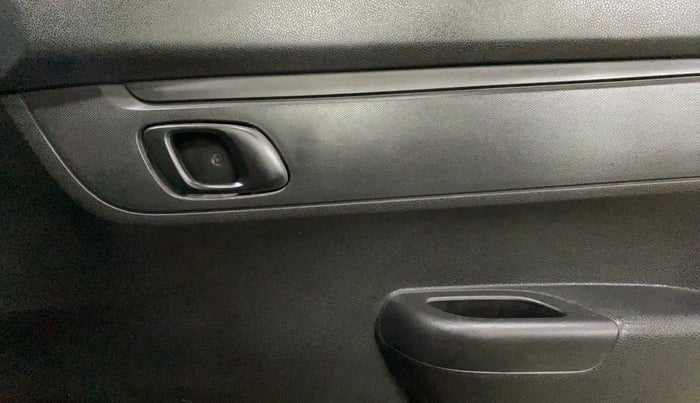 2017 Renault Kwid RXT 1.0, Petrol, Manual, 38,418 km, Driver Side Door Panels Control