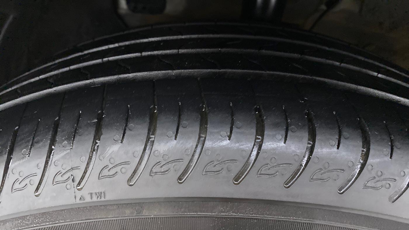 2022 KIA CARENS LUXURY PLUS 1.5D AT 7STR, Diesel, Automatic, 15,574 km, Left Front Tyre Tread