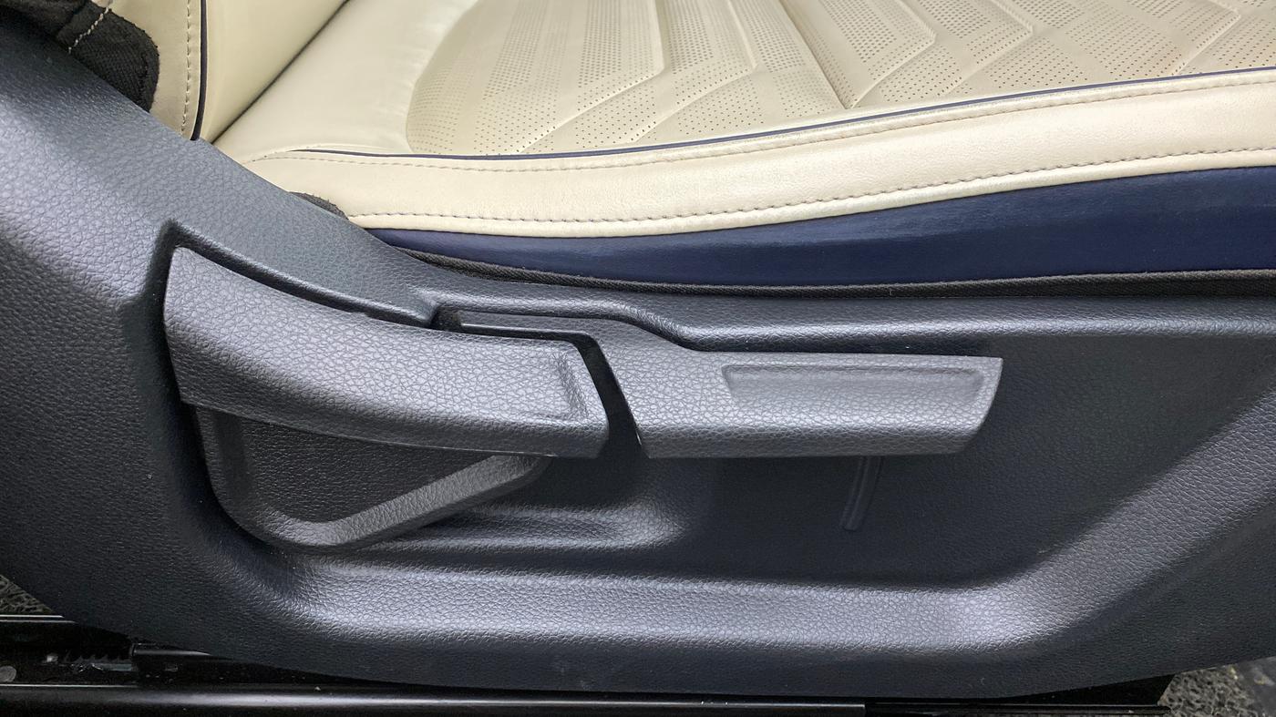 2022 KIA CARENS LUXURY PLUS 1.5D AT 7STR, Diesel, Automatic, 15,574 km, Driver Side Adjustment Panel