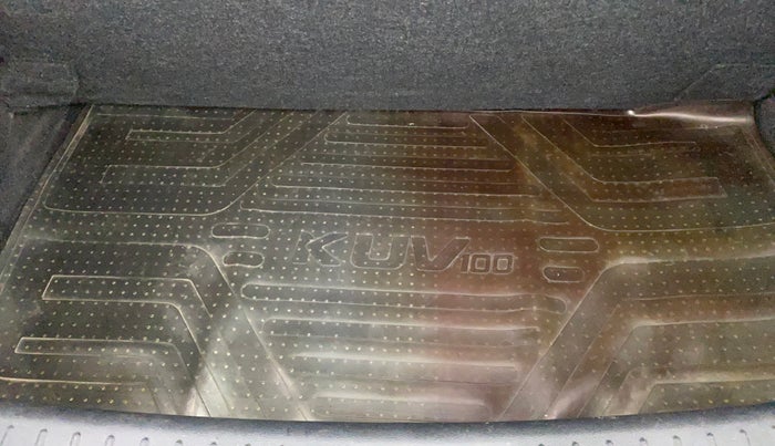 2016 Mahindra Kuv100 K6 6 STR, Petrol, Manual, 27,837 km, Boot Inside