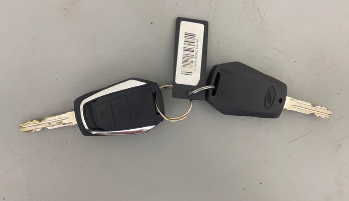 2016 Mahindra Kuv100 K6 6 STR, Petrol, Manual, 27,837 km, Key Close Up