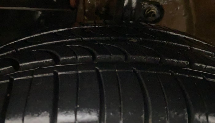 2016 Mahindra Kuv100 K6 6 STR, Petrol, Manual, 27,837 km, Left Front Tyre Tread