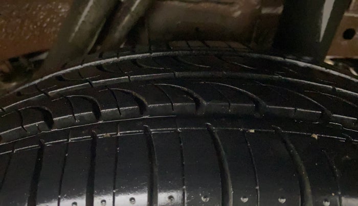 2016 Mahindra Kuv100 K6 6 STR, Petrol, Manual, 27,837 km, Left Rear Tyre Tread