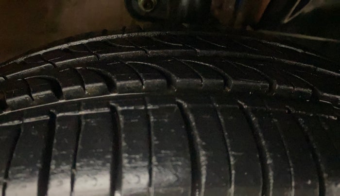 2016 Mahindra Kuv100 K6 6 STR, Petrol, Manual, 27,837 km, Right Front Tyre Tread