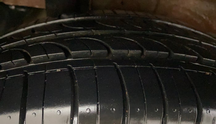 2016 Mahindra Kuv100 K6 6 STR, Petrol, Manual, 27,837 km, Right Rear Tyre Tread