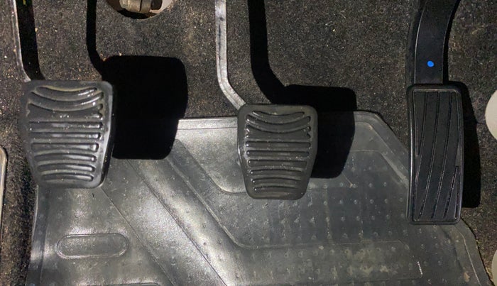 2016 Mahindra Kuv100 K6 6 STR, Petrol, Manual, 27,837 km, Pedals