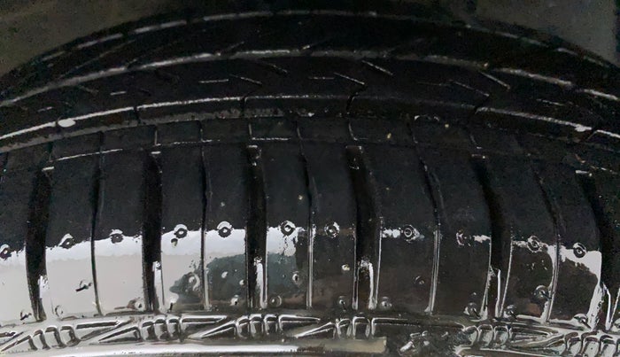 2014 Maruti Swift VXI, Petrol, Manual, 63,686 km, Right Front Tyre Tread