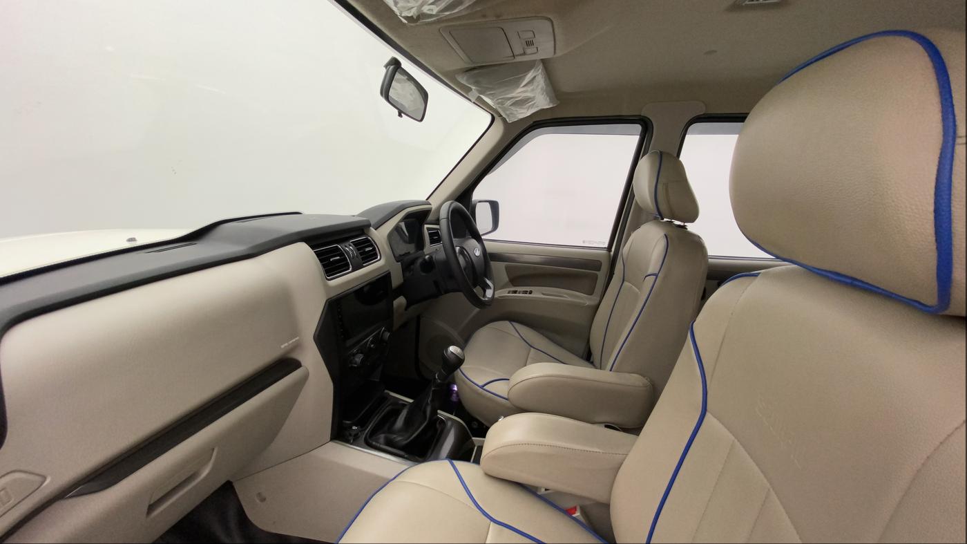2022 Mahindra Scorpio S7, Diesel, Manual, 35,182 km, Right Side Front Door Cabin