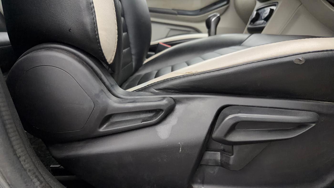 2023 Tata TIGOR XZ PLUS CNG, CNG, Manual, 1,15,173 km, Driver Side Adjustment Panel