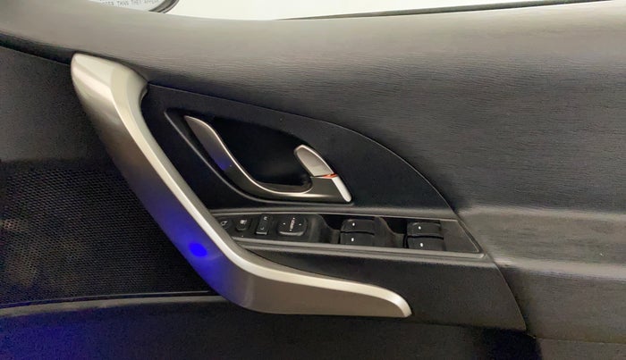 2021 Mahindra XUV500 W9 AT, Diesel, Automatic, 67,343 km, Driver Side Door Panels Control