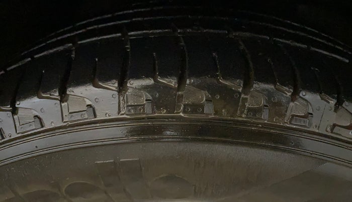 2021 Mahindra XUV500 W9 AT, Diesel, Automatic, 67,343 km, Right Front Tyre Tread