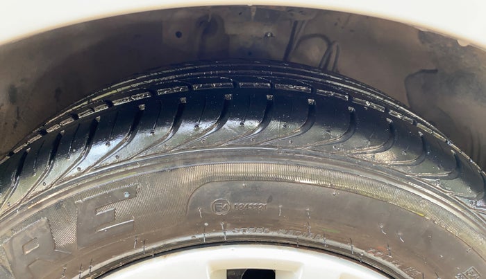 2013 Hyundai i20 MAGNA (O) 1.2, Petrol, Manual, 44,337 km, Right Front Tyre Tread