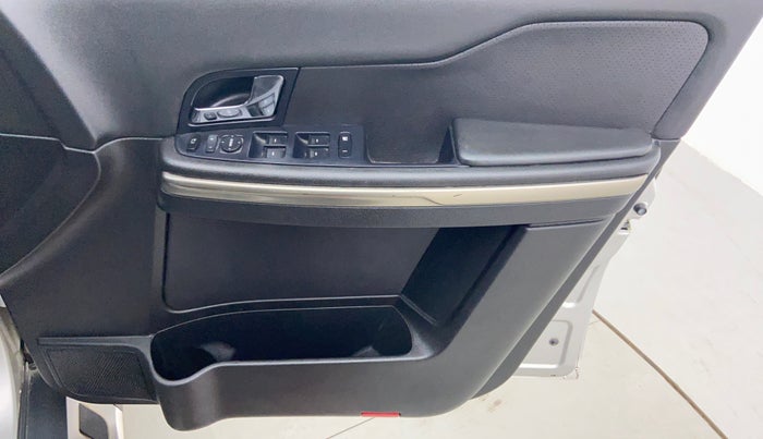 2017 Tata Hexa Varicor 400 XTA, Diesel, Automatic, 1,20,337 km, Driver Side Door Panels Controls
