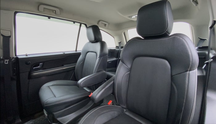 2017 Tata Hexa Varicor 400 XTA, Diesel, Automatic, 1,20,337 km, Right Side Door Cabin View