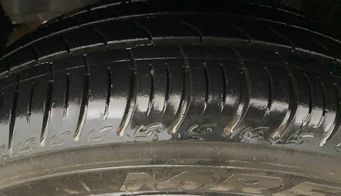 2017 Honda Amaze 1.2L I-VTEC S, CNG, Manual, 1,18,320 km, Left Front Tyre Tread