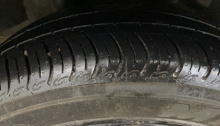 2017 Honda Amaze 1.2L I-VTEC S, CNG, Manual, 1,18,320 km, Right Rear Tyre Tread