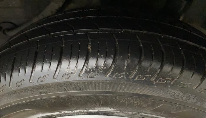 2017 Honda Amaze 1.2L I-VTEC S, CNG, Manual, 1,18,320 km, Left Rear Tyre Tread