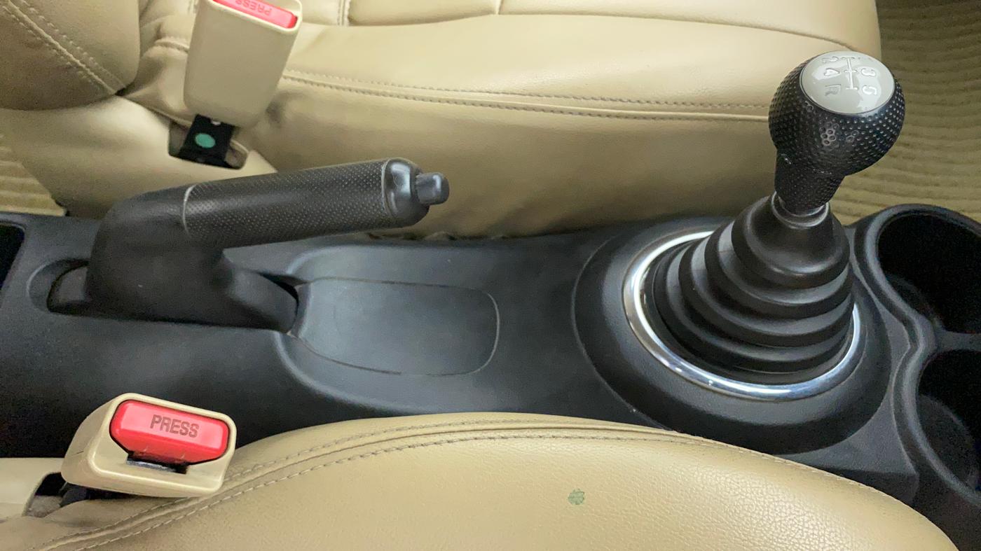 2013 Honda Brio S MT, CNG, Manual, 82,800 km, Gear Lever