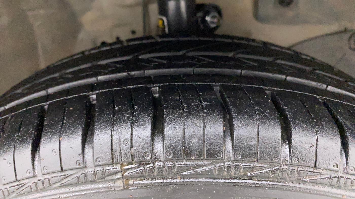 2013 Honda Brio S MT, CNG, Manual, 82,800 km, Right Front Tyre Tread