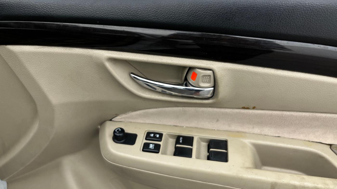 2016 Maruti Ciaz VXI+AT, Petrol, Automatic, 1,20,281 km, Driver Side Door Panels Control