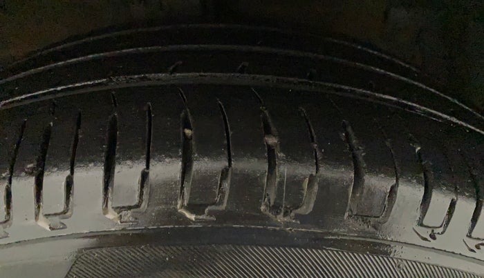 2015 Maruti Ciaz VXI, Petrol, Manual, 78,426 km, Right Front Tyre Tread