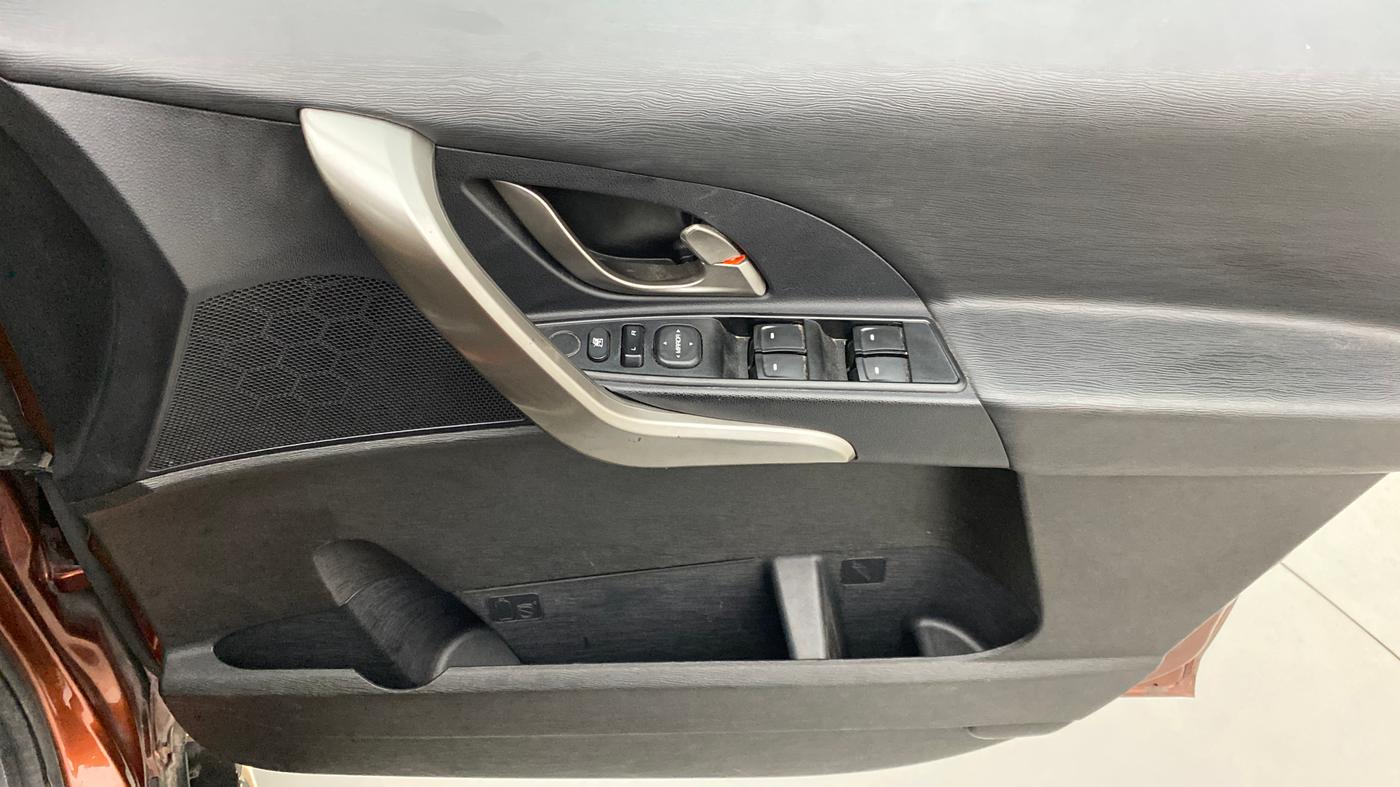 2020 Mahindra XUV500 W7 FWD, Diesel, Manual, 21,772 km, Driver Side Door Panels Control