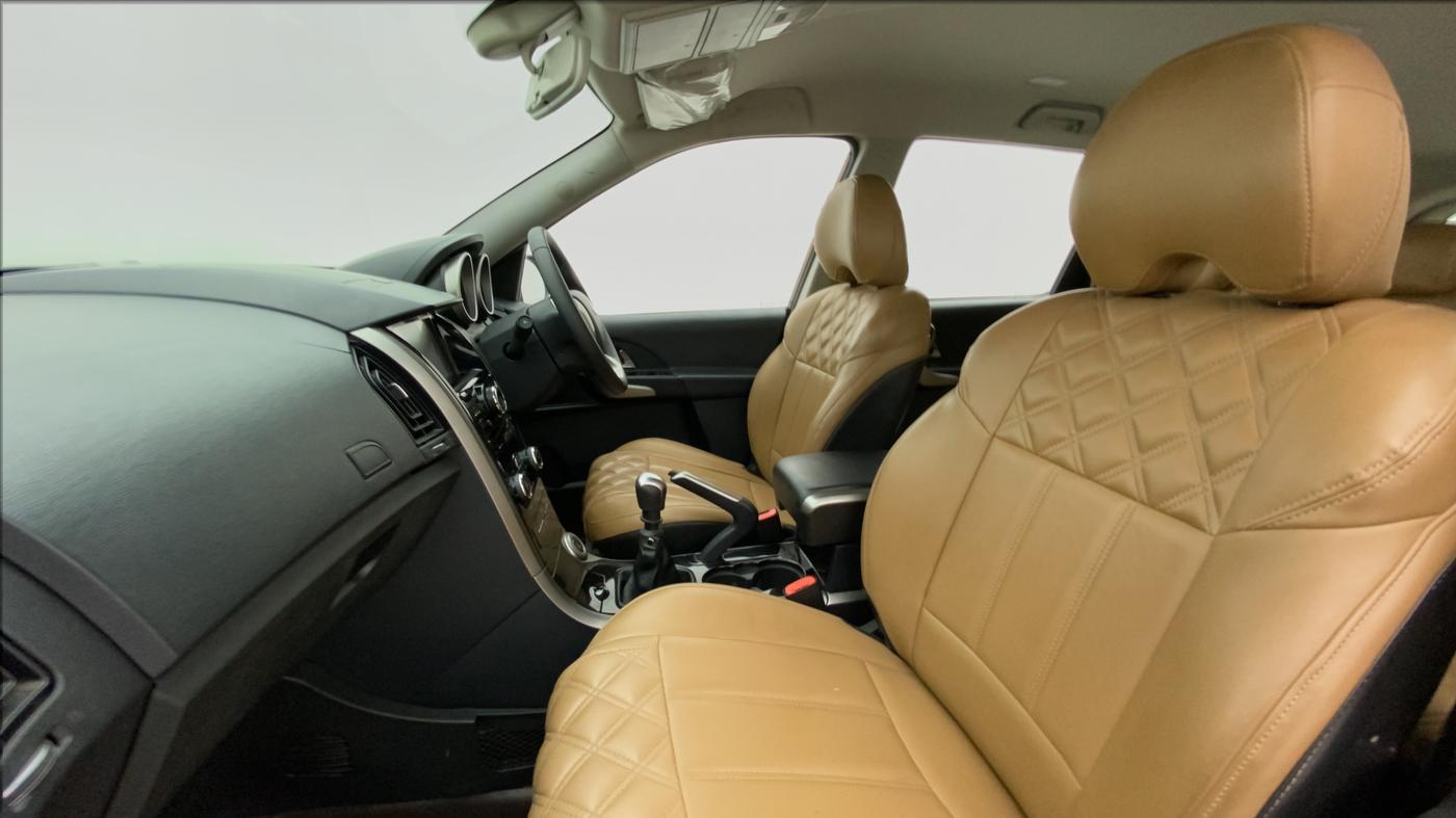 2020 Mahindra XUV500 W7 FWD, Diesel, Manual, 21,772 km, Right Side Front Door Cabin