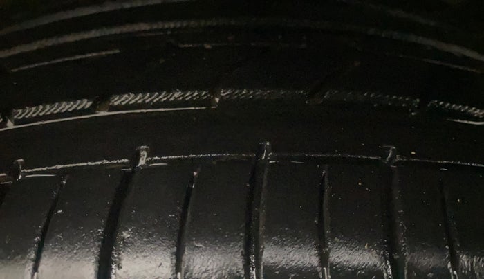 2014 Hyundai Verna FLUIDIC 1.6 VTVT SX, Petrol, Manual, 1,01,092 km, Left Front Tyre Tread