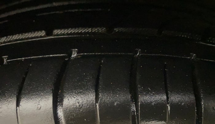 2014 Hyundai Verna FLUIDIC 1.6 VTVT SX, Petrol, Manual, 1,01,092 km, Right Front Tyre Tread