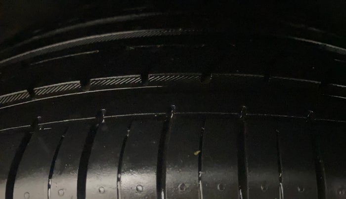 2014 Hyundai Verna FLUIDIC 1.6 VTVT SX, Petrol, Manual, 1,01,092 km, Right Rear Tyre Tread