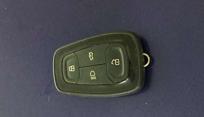 2023 Tata NEXON FEARLESS + SUNROOF DUAL TONE 1.2 PETROL, Petrol, Manual, 35,497 km, Key Close Up