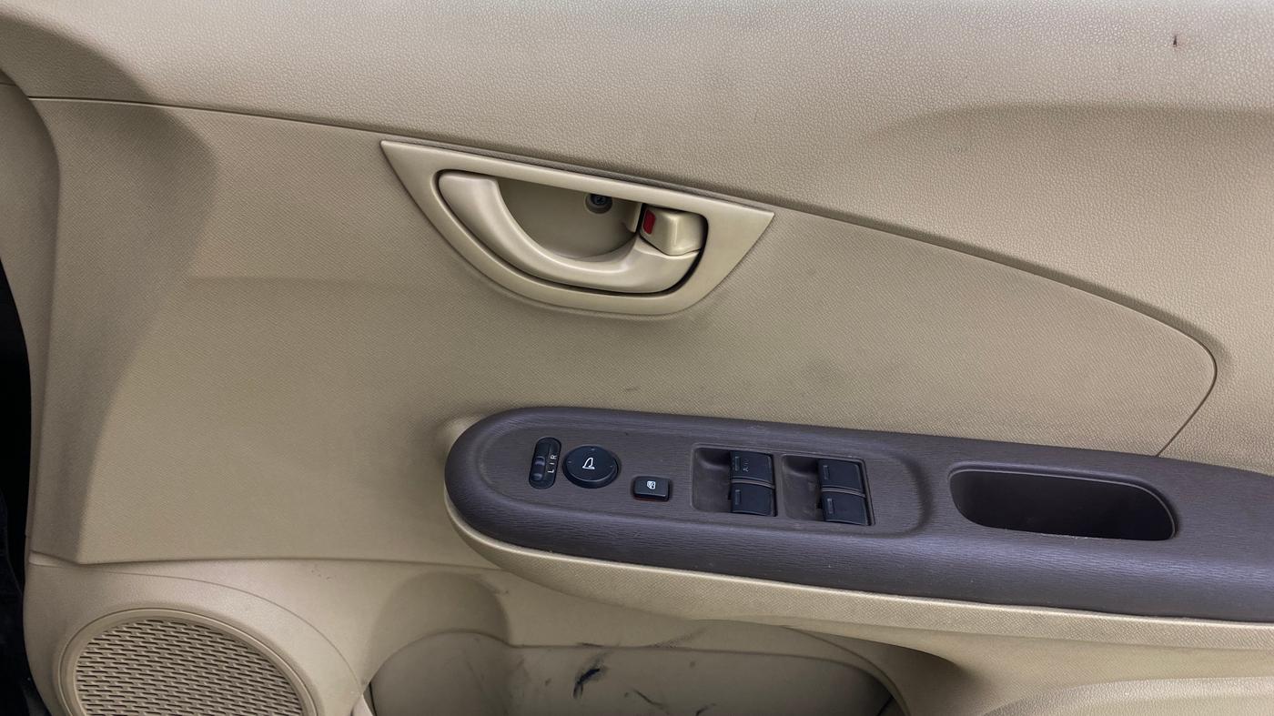 2013 Honda Amaze 1.5L I-DTEC S, Diesel, Manual, 1,13,913 km, Driver Side Door Panels Control