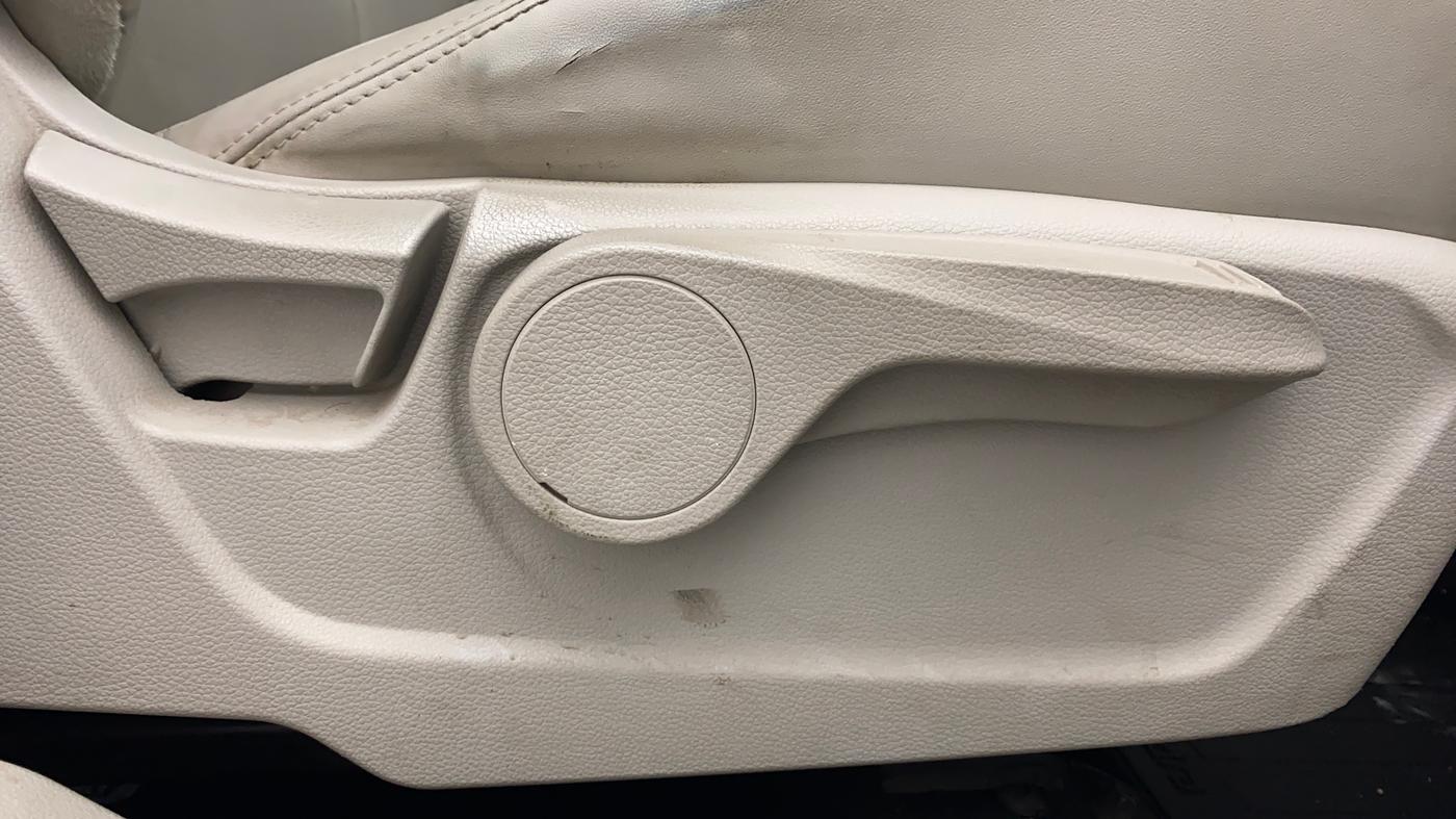 2019 Mahindra XUV300 W8(O), Diesel, Manual, 96,810 km, Driver Side Adjustment Panel