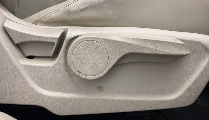 2019 Mahindra XUV300 W8(O), Diesel, Manual, 96,810 km, Driver Side Adjustment Panel