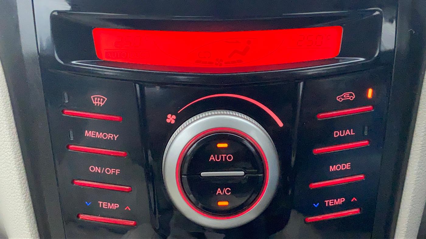 2019 Mahindra XUV300 W8(O), Diesel, Manual, 96,810 km, Automatic Climate Control