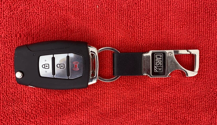 2019 Mahindra XUV300 W8(O), Diesel, Manual, 96,810 km, Key Close Up
