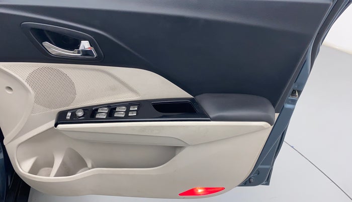 2019 Mahindra XUV300 W8(O), Diesel, Manual, 96,810 km, Driver Side Door Panels Control