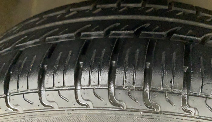 2010 Maruti Swift Dzire VXI, Petrol, Manual, 63,421 km, Right Front Tyre Tread
