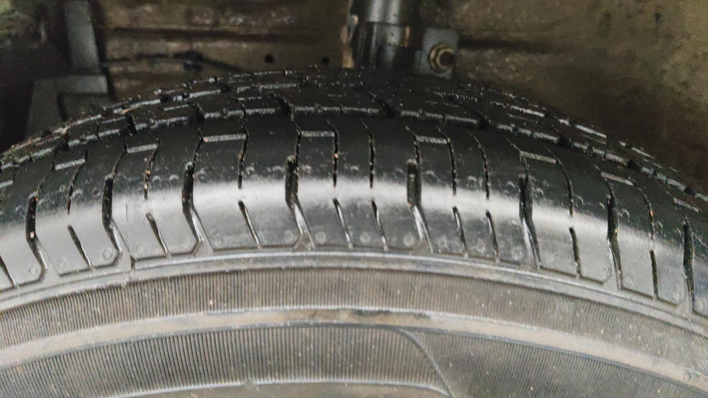 2016 Maruti Swift VXI O, Petrol, Manual, 45,063 km, Left Front Tyre Tread