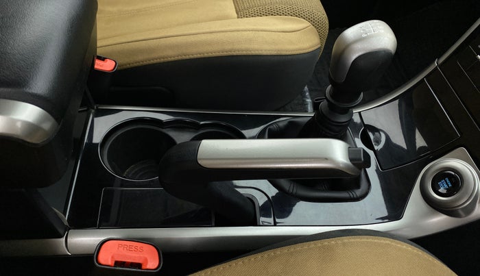 2019 Mahindra XUV500 W7 FWD, Diesel, Manual, 45,307 km, Gear Lever