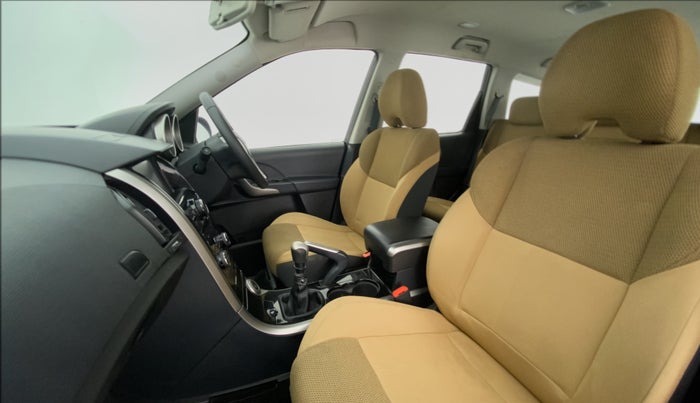 2019 Mahindra XUV500 W7 FWD, Diesel, Manual, 45,307 km, Right Side Front Door Cabin