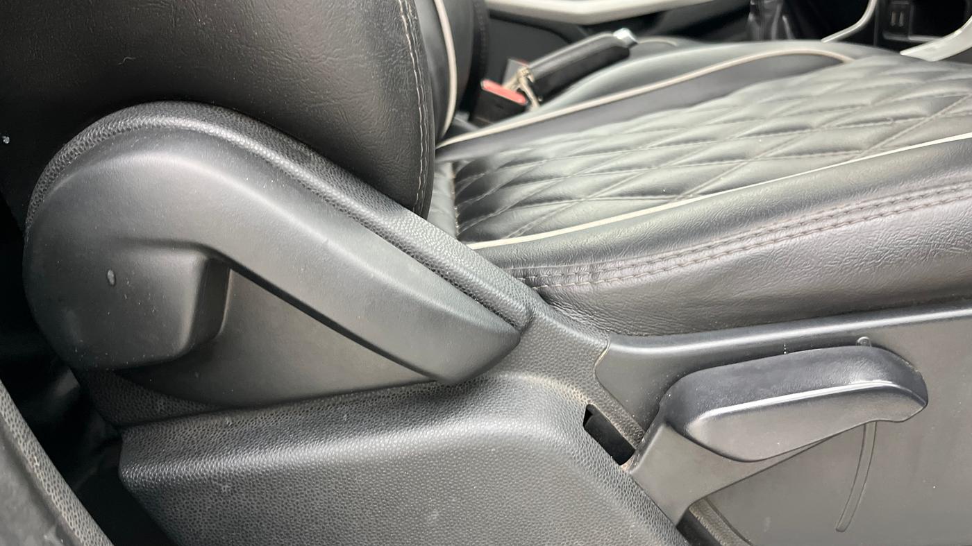 2018 Ford Ecosport TITANIUM 1.5L DIESEL, Diesel, Manual, 1,08,559 km, Driver Side Adjustment Panel