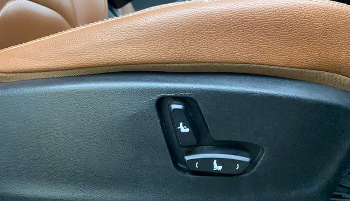 2022 MG HECTOR PLUS SHARP 2.0 DIESEL TURBO MT 6-STR, Diesel, Manual, 1,16,460 km, Driver Side Adjustment Panel