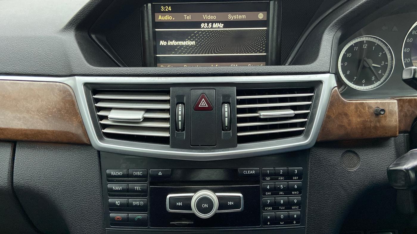 2011 Mercedes Benz E Class E 220 CDI ELEGANCE, Diesel, Automatic, 1,52,614 km, Infotainment System