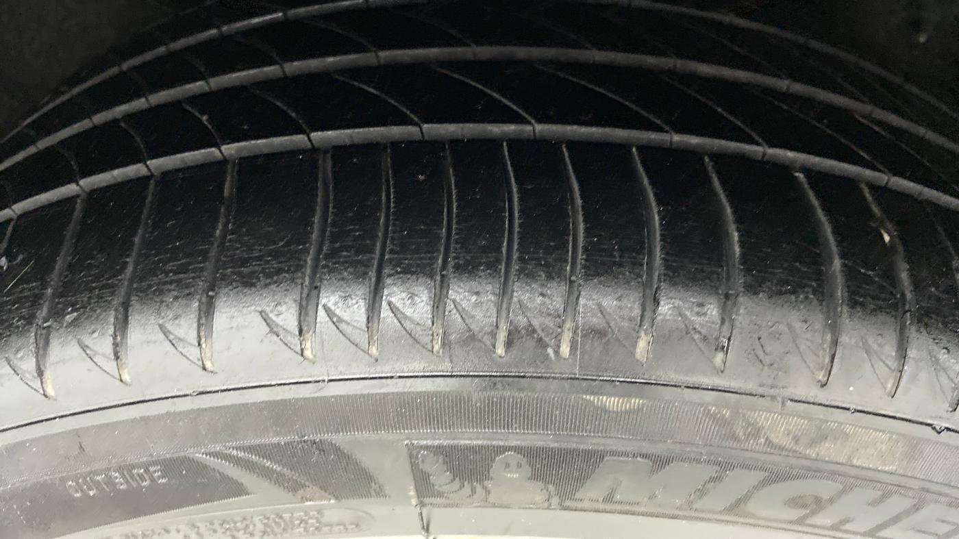 2011 Mercedes Benz E Class E 220 CDI ELEGANCE, Diesel, Automatic, 1,52,614 km, Left Rear Tyre Tread