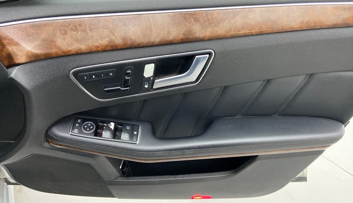 2011 Mercedes Benz E Class E 220 CDI ELEGANCE, Diesel, Automatic, 1,52,614 km, Driver Side Door Panels Control