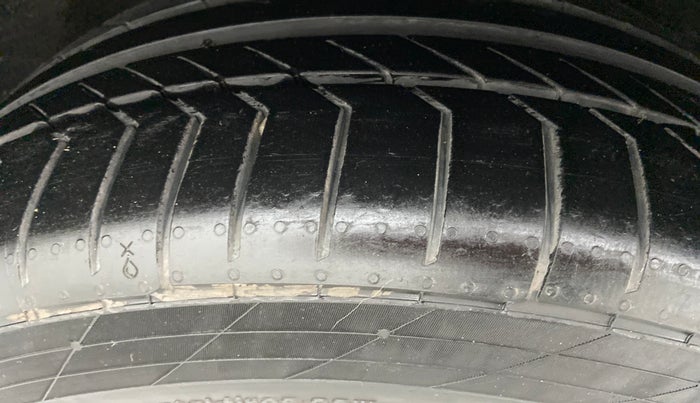 2011 Mercedes Benz E Class E 220 CDI ELEGANCE, Diesel, Automatic, 1,52,614 km, Right Rear Tyre Tread