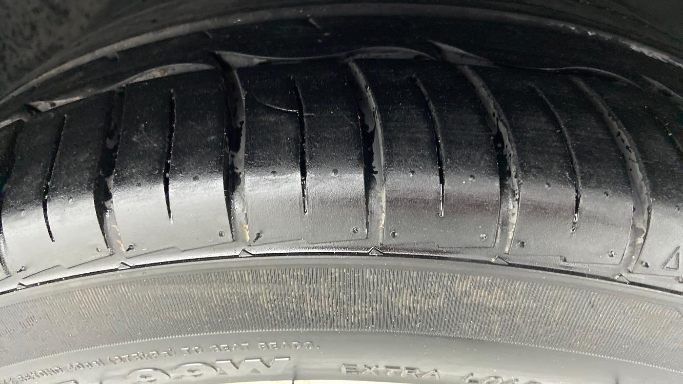 2011 Mercedes Benz E Class E 220 CDI ELEGANCE, Diesel, Automatic, 1,52,614 km, Right Front Tyre Tread