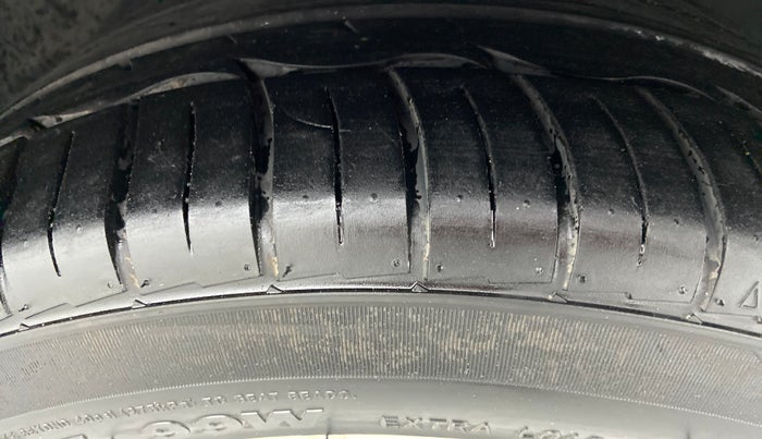 2011 Mercedes Benz E Class E 220 CDI ELEGANCE, Diesel, Automatic, 1,52,614 km, Right Front Tyre Tread