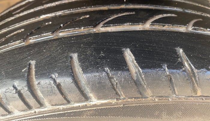 2014 Honda Amaze 1.2L I-VTEC E, CNG, Manual, 63,777 km, Left Front Tyre Tread